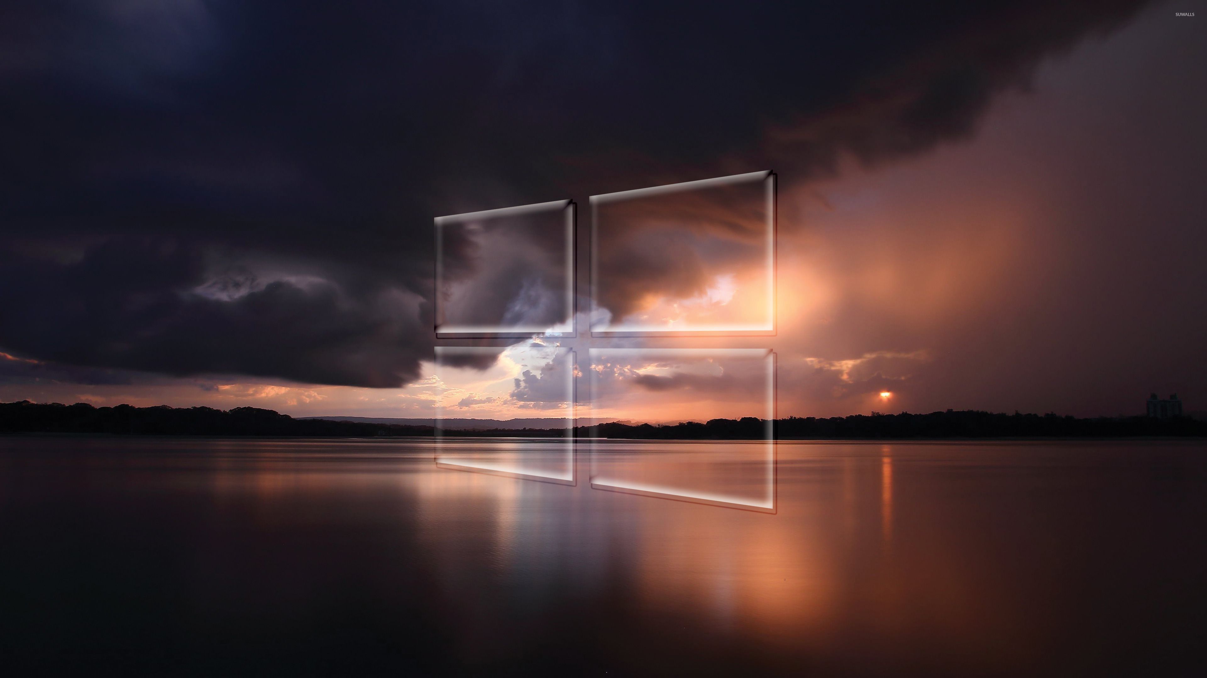 Logotipo transparente de Windows 10 sobre el fondo de pantalla del mar tormentoso