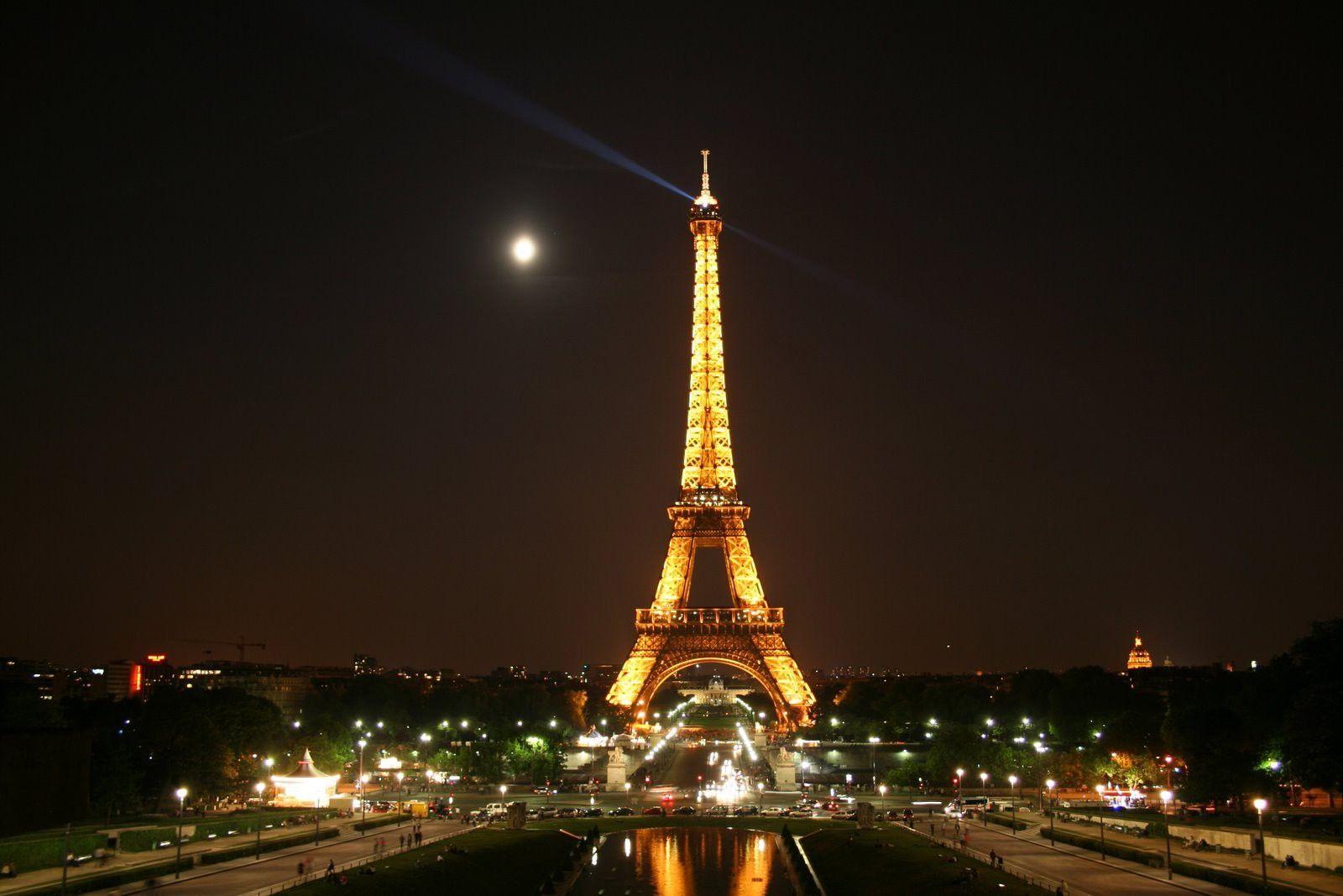 Torre Eiffel en la noche Fondos de pantalla - Fondo de pantalla Cueva