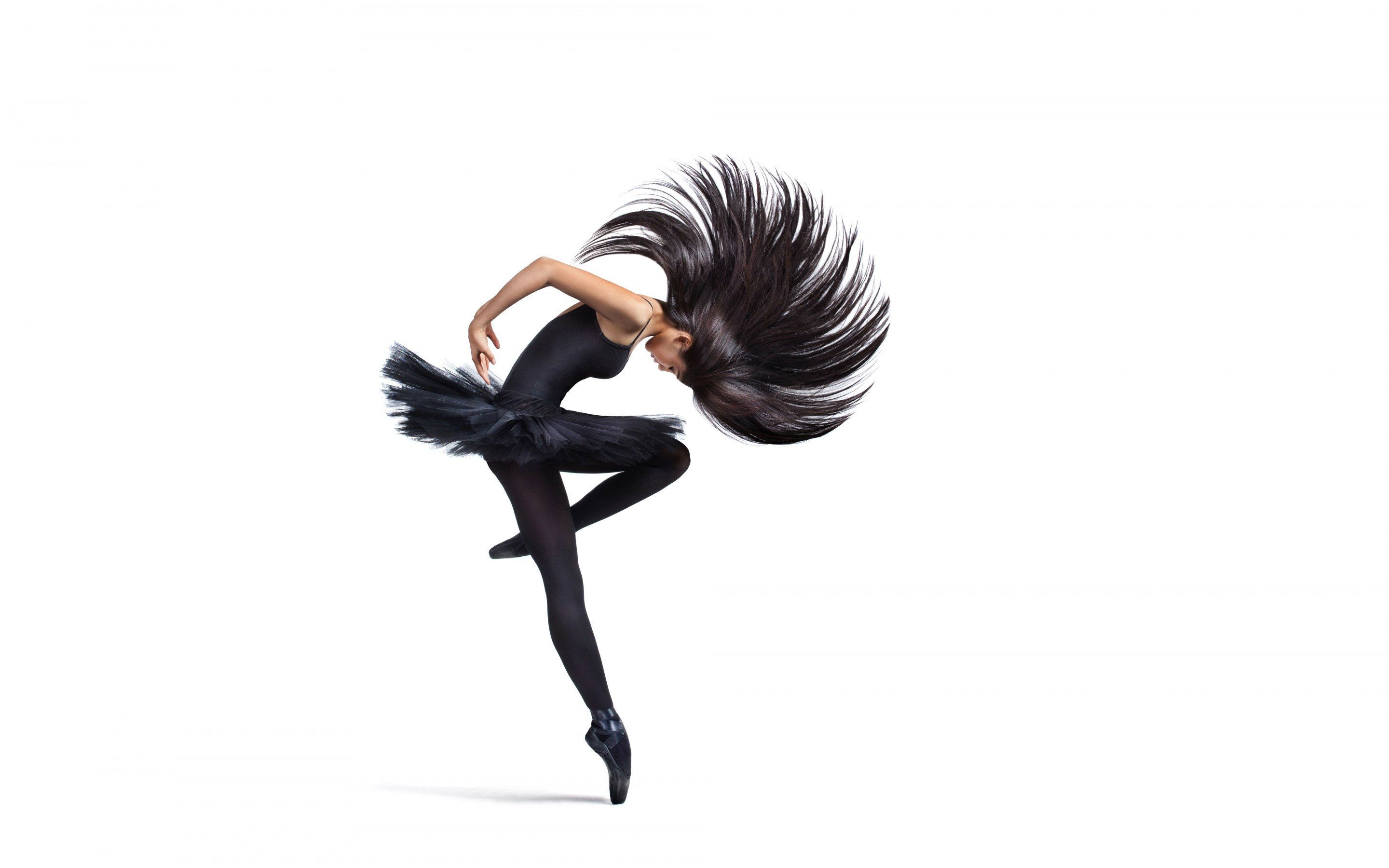 Bailarina bailando en la carretera fondo de pantalla - 3024 | 2560x1600